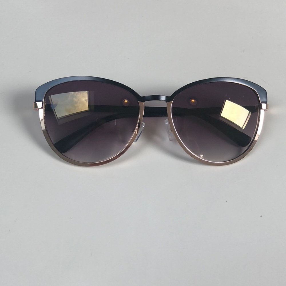 Jessica Simpson sunglasses